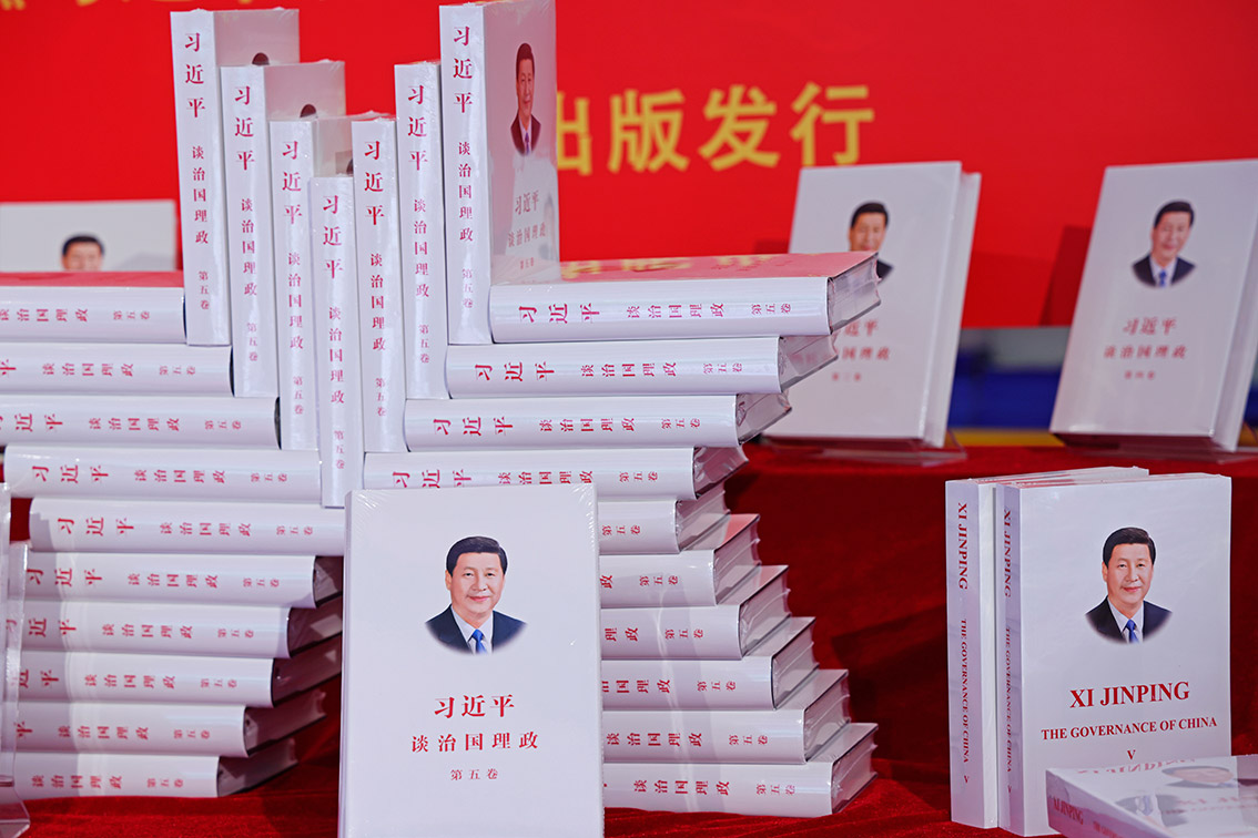 《習近平談治國理政》第五卷是全面系統反映習近平新時代中國特色社會主義思想最新成果的權威著作。圖為上海書城上新的《習近平談治國理政》第五卷中英文版書籍。